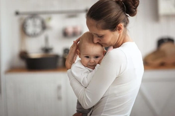 «Муж не помогает с ребенком, а его родители и вовсе делают вид, что меня нет. Как мне себя вести?»