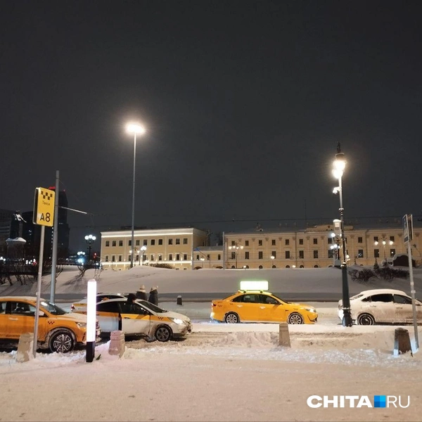 Таксисты на Комсомольской площади в Москве | Источник: Сергей Бумагин / CHITA.RU