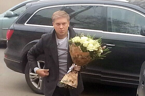 Сергей Светлаков подарил жениху и невесте цветы, аудиосистему и билеты на фильм «Горько-2»