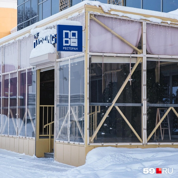 Летом на веранду выставляют столы | Источник: Тимофей Калмаков / 59.RU