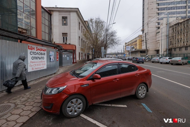 Еще вчера здесь была бесплатная стоянка | Источник: Алексей Волхонский / V1.RU