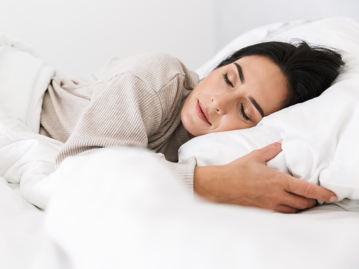 Никаких отеков и морщин: 3 позы для сна, которые сделают лицо свежим и подтянутым — попробуйте сегодня