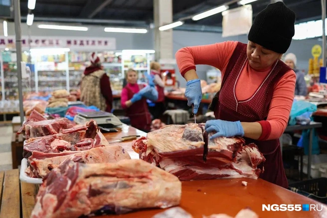 Фермер производит свинину, стоимость которой в последнее время идет вниз  | Источник: Евгений Софийчук / NGS55.RU 