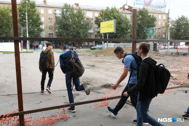 Перед входом в метро стоял металлический забор | Источник: Александр Ощепков