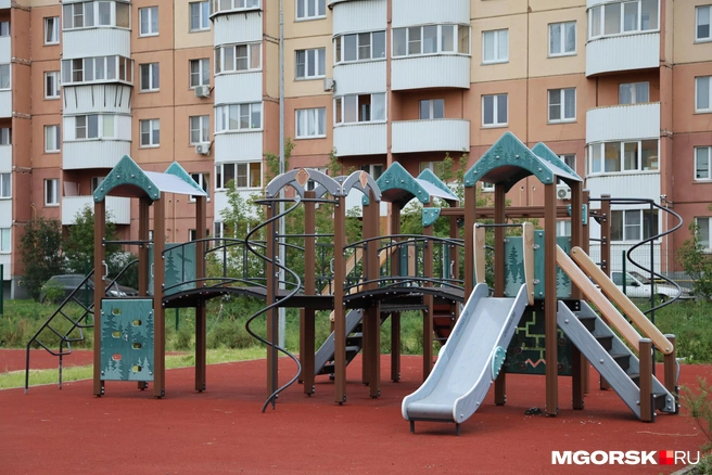 Зато несколько игровых площадок. Вот где будет людно после уроков! | Источник: Наталья Зайцева / MGORSK.RU