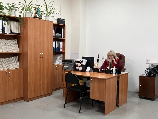 Стеганый жилет, свитер и зимняя обувь здесь служат не уличной, а офисной одеждой из-за холода внутри. | Источник: Наталья Лапцевич