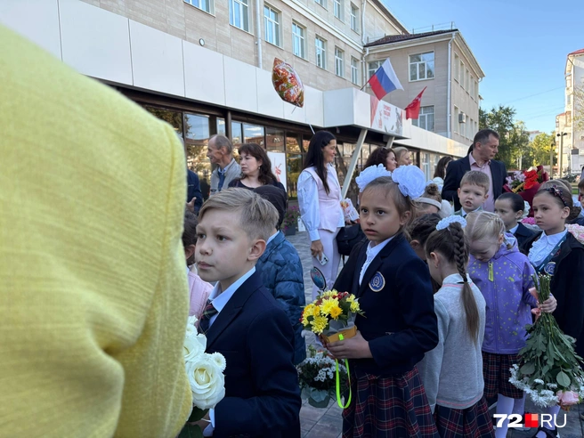 Дети идут с цветами в первый раз в жизни в школу  | Источник: Мария Токмакова / 72.RU 