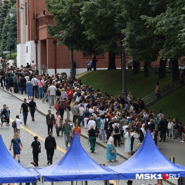 Многие пришли сегодня на Красную площадь, чтобы сходить в Мавзолей | Источник: Артем Устюжанин / MSK1.RU