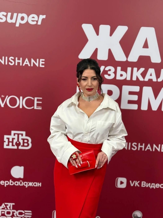 Певица украсила себя выдающимся ожерельем | Источник: Анастасия Власова / STARHIT.RU