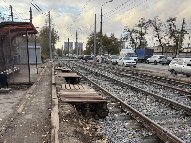 С момента начала ремонта прошло более полутора месяцев, но обстановка на остановках в Ангарском не улучшилась. | Источник: читатели V1.RU