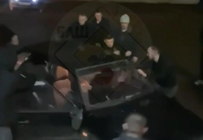 В Благовещенске ищут участников массовой драки, которая случилась из-за громкой музыки | Источник: БашДТП / Telegram