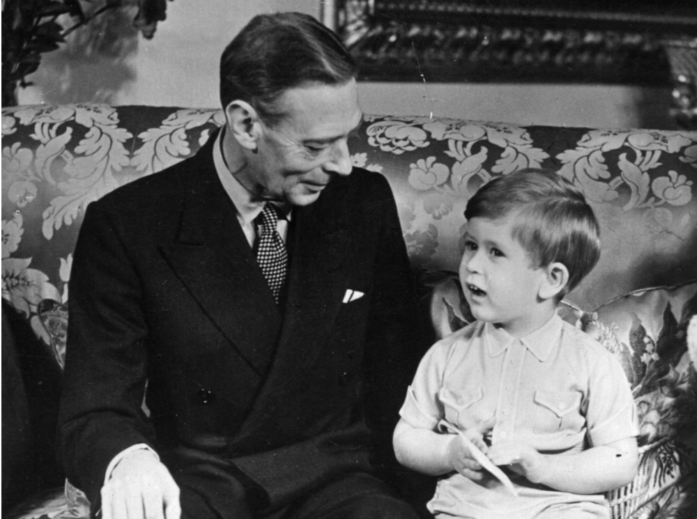 Георг VI и принц Чарльз в его третий день рождения, 14 ноября 1951 | marieclaire.ru