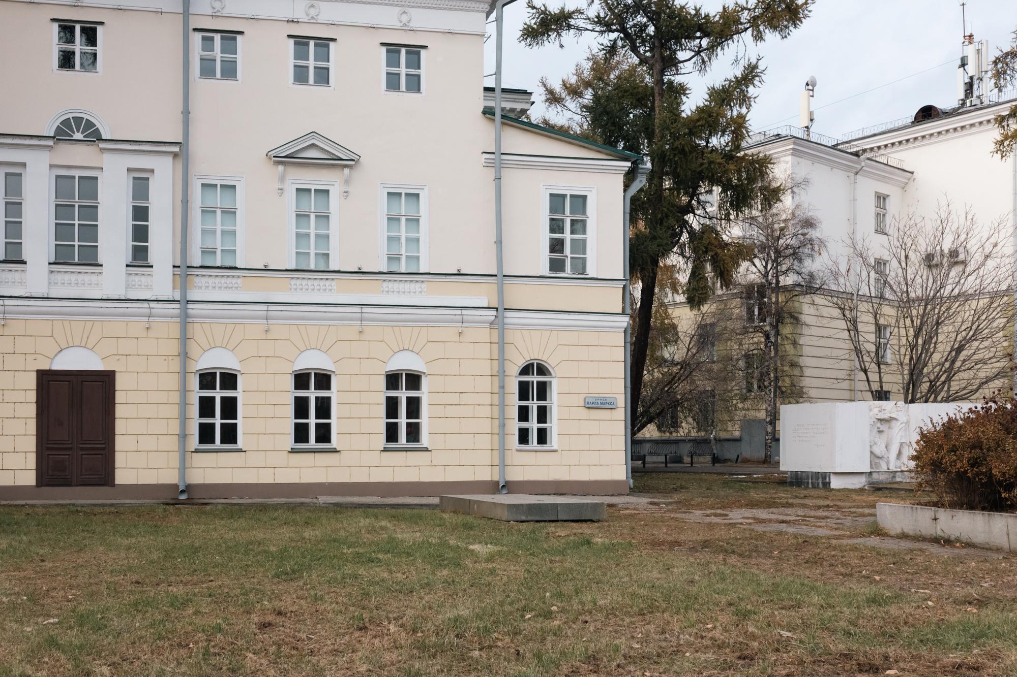 В 1918 году во дворе Белого дома была организована братская могила, в которой были похоронены 107 бойцов. Спустя время их перезахоронили на Лисихинском кладбище. Спустя почти 50 лет на месте братской могилы появился памятник борцам революции | Источник: Даниил Конин / «ИрСити»