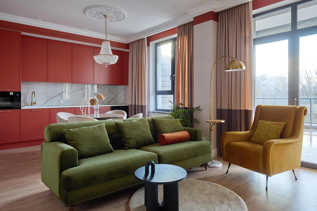 Диван и кресло выполнены на заказ по эскизам дизайнера. | Источник: Александр Кузас