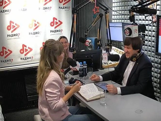 Мэр Тюмени Максим Афанасьев в радиоэфире поделился планами по празднованию 440-летия города. | Источник: Vk.com/radio72