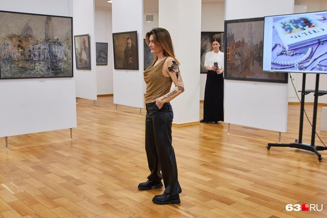 «Золотые» и «серебряные» вещи&nbsp;— в тренде, начиная с рубашек и заканчивая обувью | Источник: Евгений Зиновьев / 63.RU 