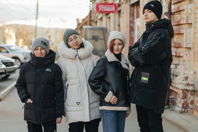 В отделе представлен большой выбор зимних курток и пуховиков разной длины и цветов | Источник: Ксения Зимина