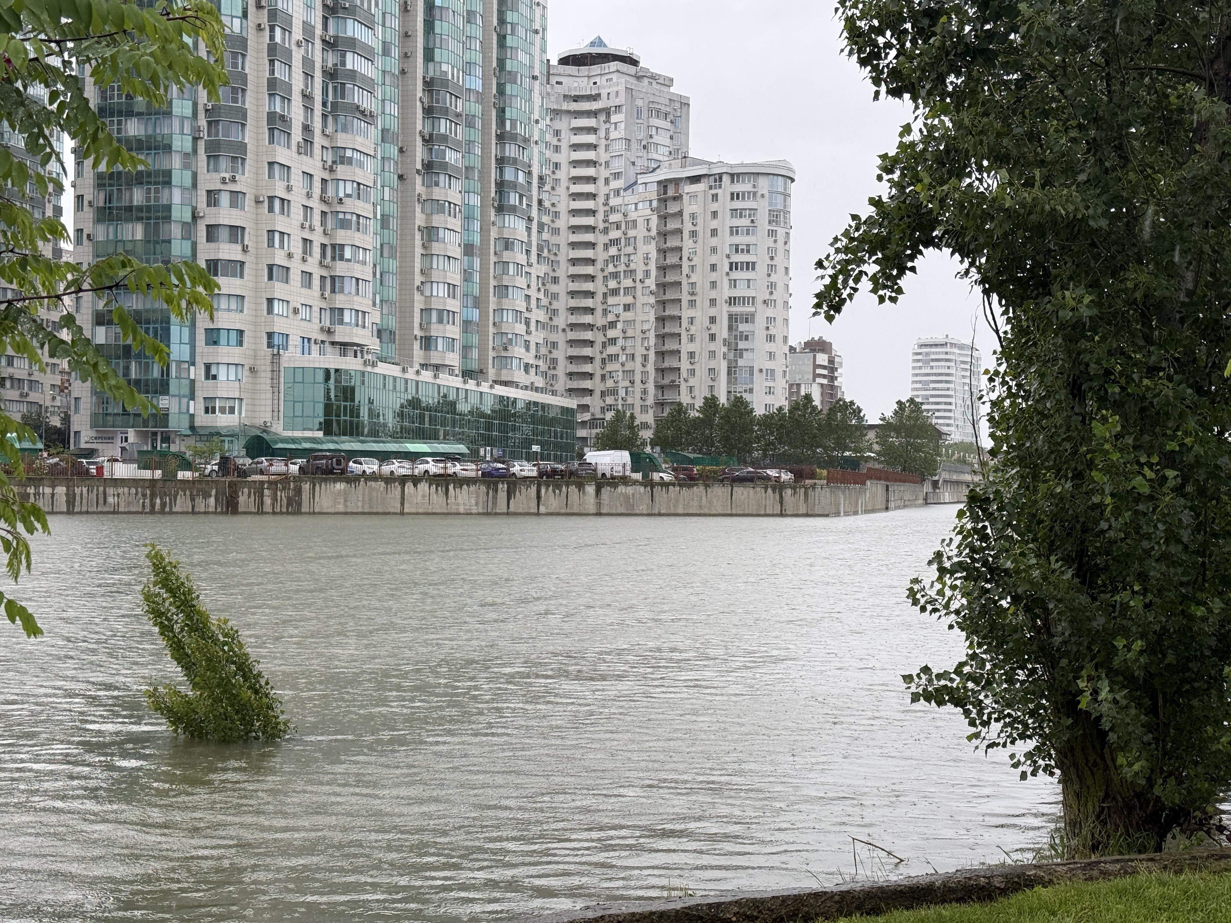 Дожди еще вернутся. Жителей Краснодара предупредили об опасном уровне воды в реке Кубань