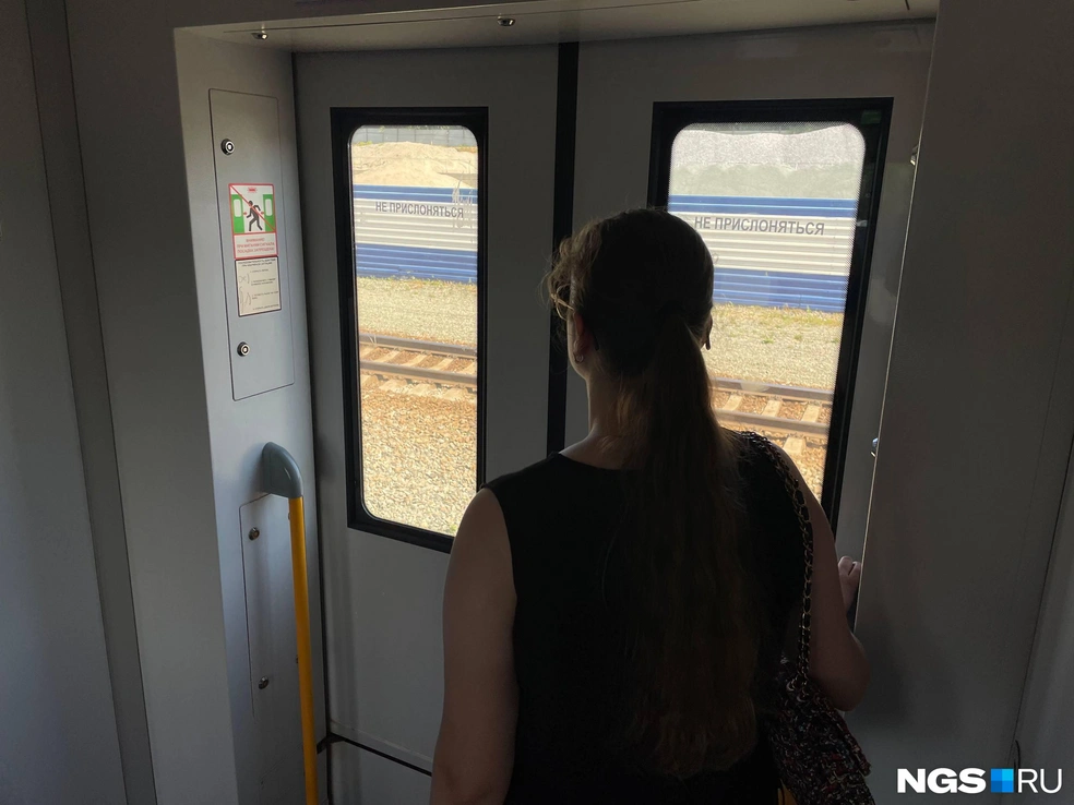 Алина в первый раз за лето попала в современный вагон с кондиционером  | Источник: Алена Золотухина / NGS.RU