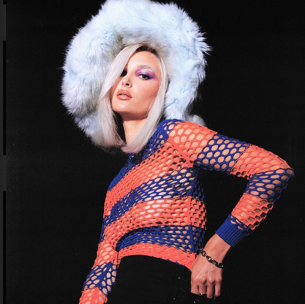 Фото №1 - Все оттенки фиолетового: Ари Фурнье показала самый трендовый макияж глаз зимы 2022