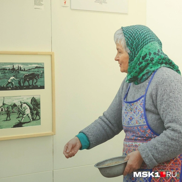 В другом углу бабушка кормит кур и смотрит на иллюстрации к «Сказкам о попе и работнике его Балде» | Источник: Дмитрий Толстошеев / MSK1.RU