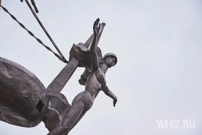 Скульптура девушки в небе
