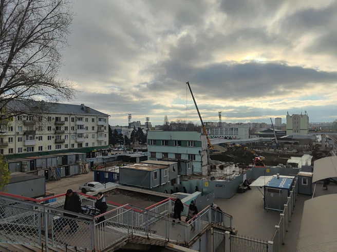 Пока что вокзал благоустроен только бытовками и кранами | Источник: Сергей Гендин / 164.RU