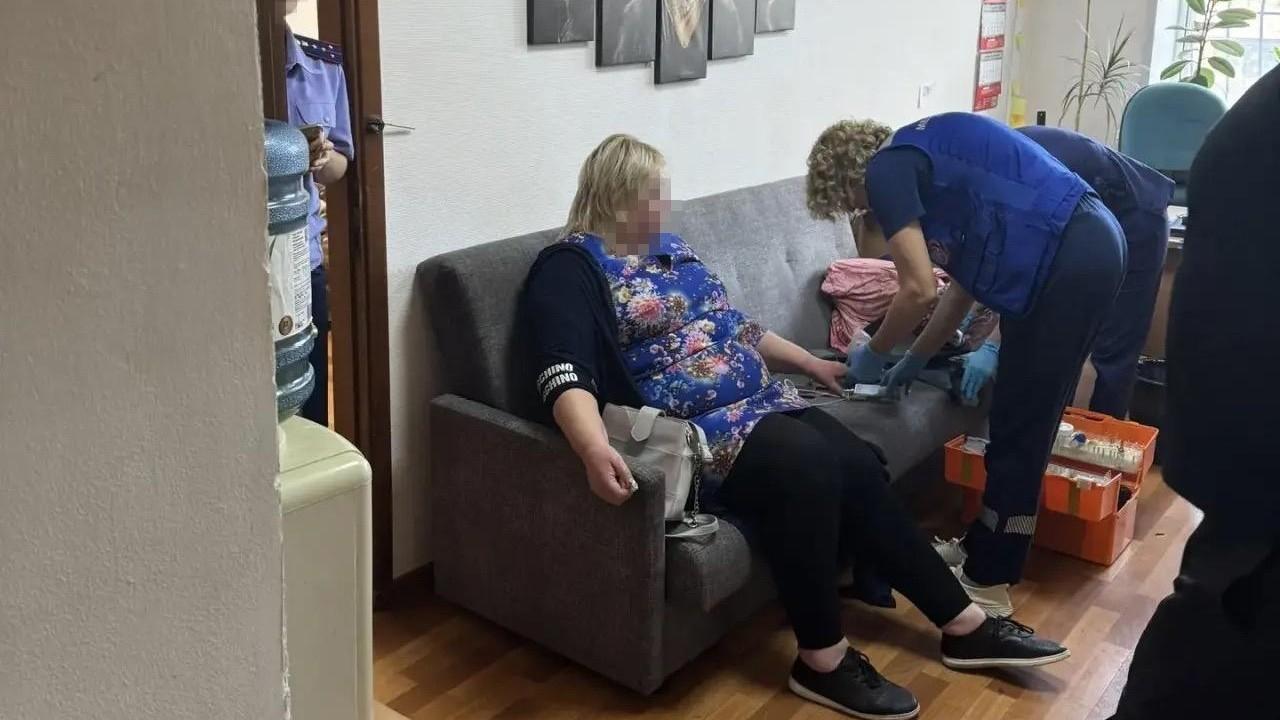 «Была растрепанная и без формы»: в тюменском селе родственники приняли следователя СК за мошенницу и поплатились за это