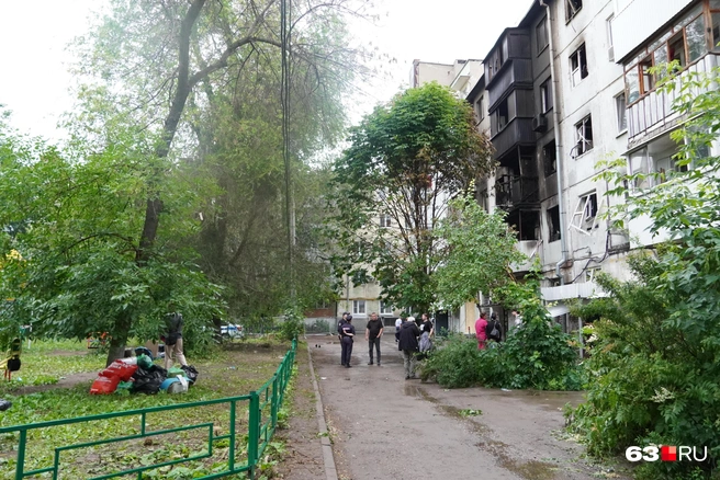Около дома дежурят полиция и сотрудник администрации Самары | Источник: Алексей Ногинский / 63.RU