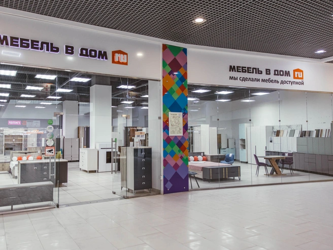 Рядом с эскалатором расположен мебельный магазин. | Источник: Артем Бауман / 76.RU