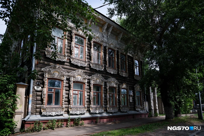 В отличие от соседа, у дома открытый сруб  | Источник: Варвара Фролова / NGS70.RU