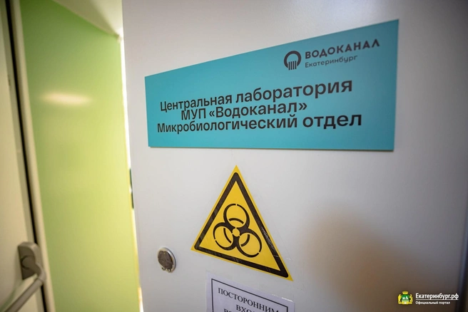 Чистая вода не имеет вкуса, запаха и цвета, она также не должна быть мутной | Источник: Алина Шешеня, пресс-служба мэрии Екатеринбурга
