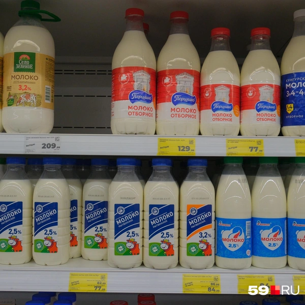 В магазине можно найти молоко в упаковках разного объема | Источник: Тимофей Калмаков / 59.RU