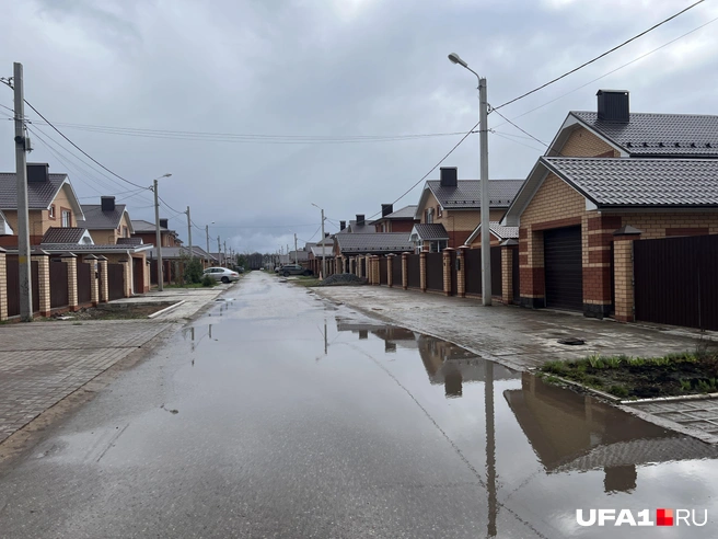 Но в этом месте появились лужи, хоть и небольшие | Источник: Андрей Бирюков / UFA1.RU