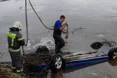 В Нерчинске авто упало в реку после потери управления