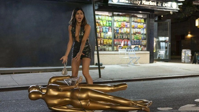 В фильме много ярких цветов и сцен | Источник: кадр из фильма «Всего одна ночь» (18+), реж. Уилл Глак (Universal Pictures, 2026)