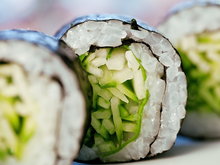 Оценят все: как приготовить суши, роллы и гунканы, если у вас аллергия на морепродукты