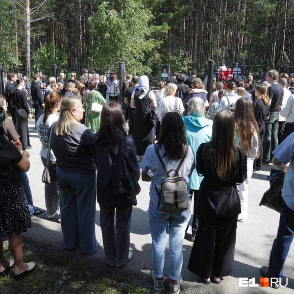 На кладбище собрались родные и близкие погибших | Источник: Владислав Лоншаков / E1.RU