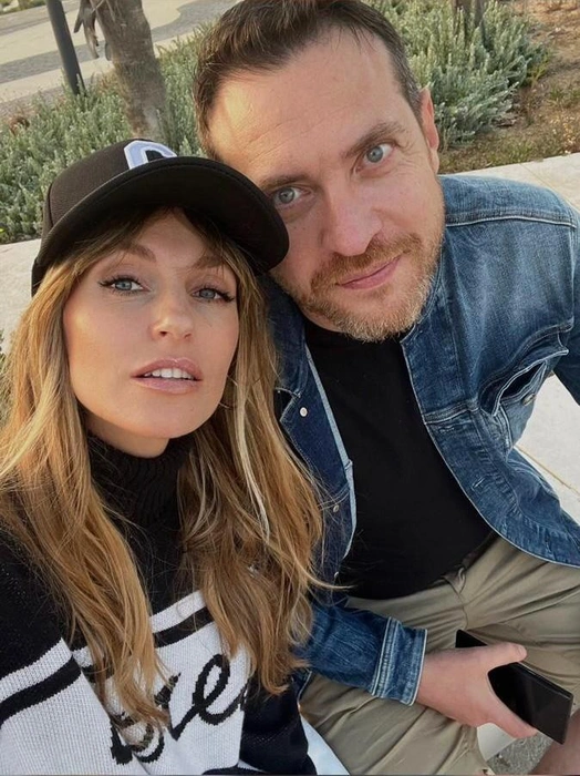 Саша Савельева с мужем, актером Кириллом Сафоновым, думали, что справятся сами, без нянь и бабушек. Позже пара поняла, что в этом крылась их основная ошибка | Источник: соцсети Саши Савельевой