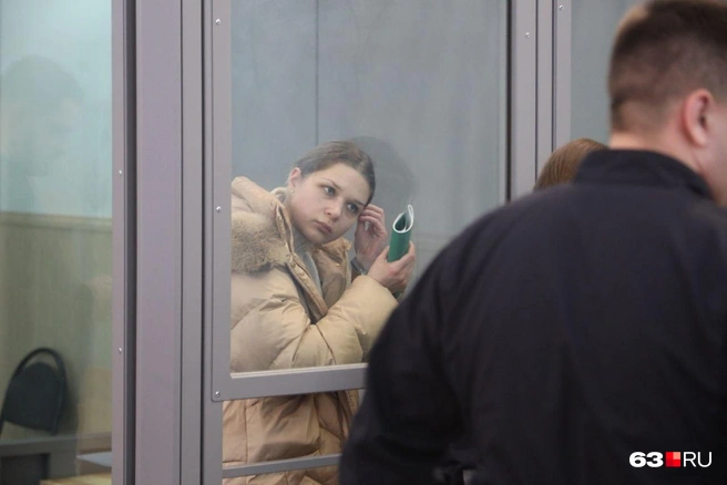 Екатерина Тархова в ожидании начала заседания | Источник: Роман Данилкин / 63.RU
