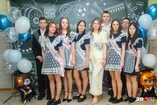 Ольга со своим классом | Источник: Иван Митюшёв / 29.RU
