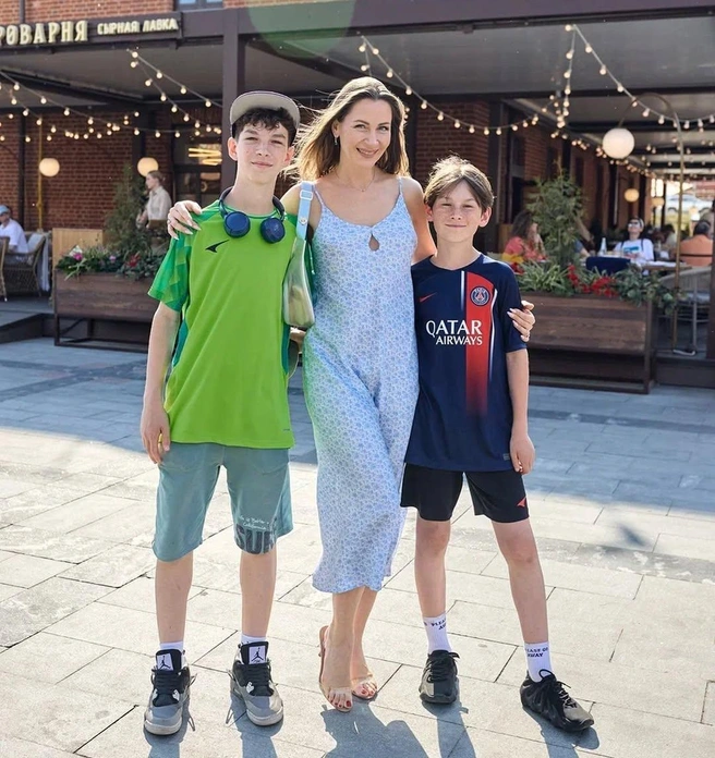 У Кирилла двое детей от Екатерины Директоренко — актриса старше бывшего мужа на 7 лет | Источник: ekaterinadirektorenko / Instagram.com (экстремистская организация, деятельность запрещена на территории РФ)