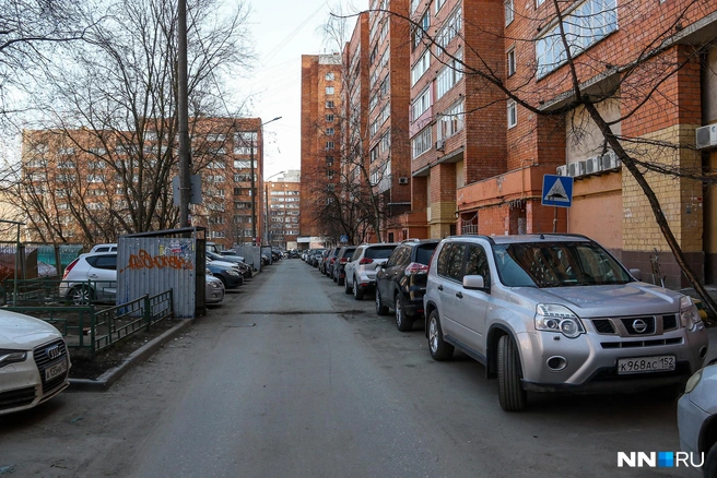 Узкие проезды во дворах заставлены машинами | Источник: Наталья Бурухина / NN.RU