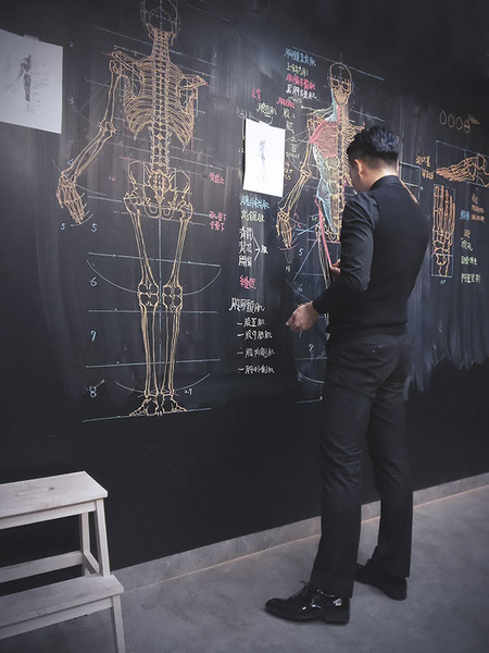 Преподаватель анатомии создает невероятно художественные рисунки на доске