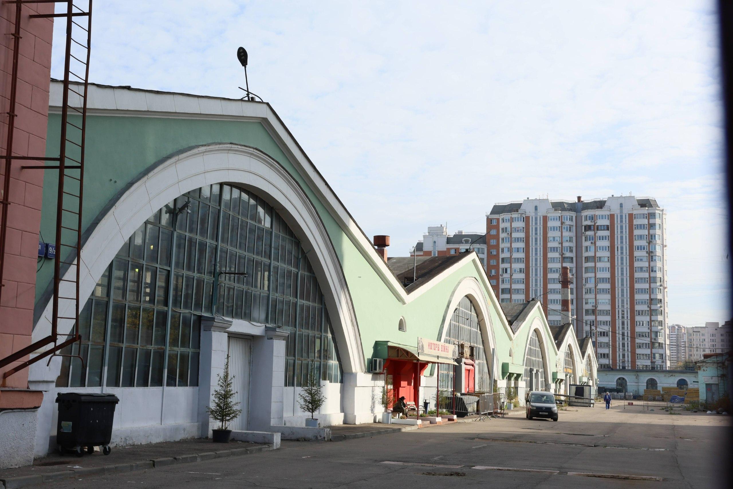 Раритеты, на выход. В Москве закрылся крупнейший музей военной техники «Моторы Войны» — на его мест…