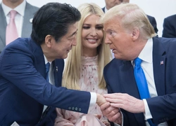 «Неуместная» Иванка Трамп: дочь президента США стала мемом (снова)