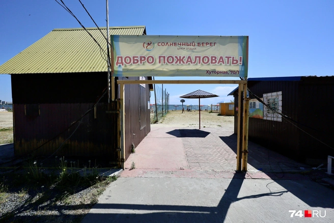 Старая калитка гостеприимно распахнута, правда, и забора больше нет | Источник: Наталья Лапцевич