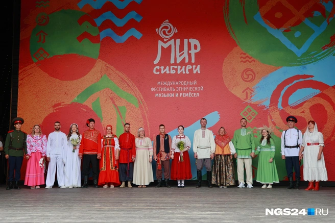 Женихи и невесты расписывались в национальных нарядах | Источник: Мария Ленц / NGS24.RU