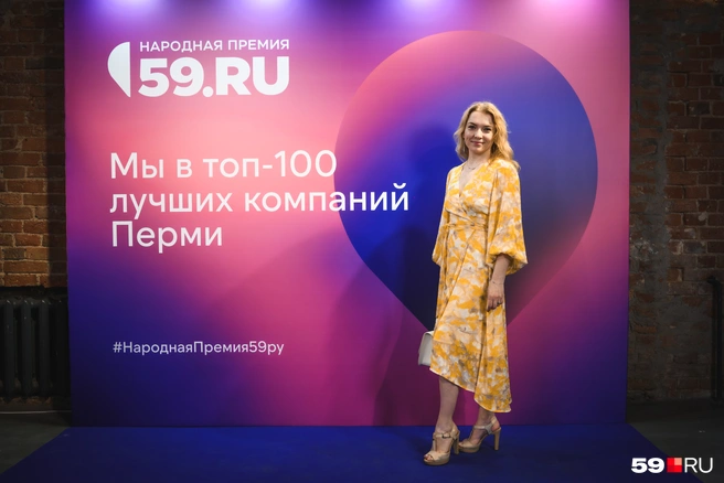 Представительница «Медикал Он Групп» выбрала для церемонии награждения прекрасное платье | Источник: Андрей Чунтомов