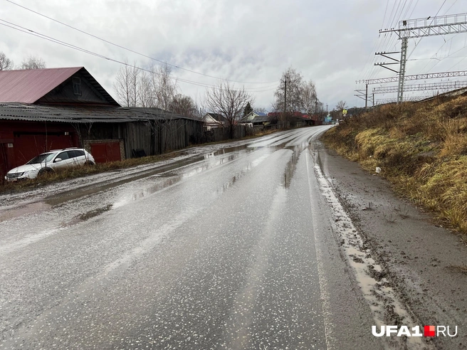 Тротуара тоже нет&nbsp;— иди как хочешь | Источник: Андрей Бирюков / UFA1.RU